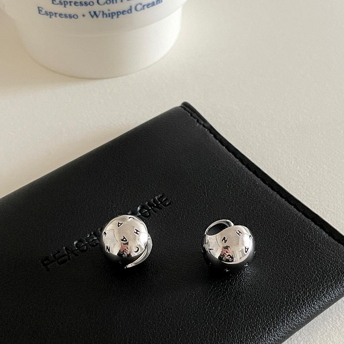 

925 серебряные серьги-шарики женские нишевые высококачественные модные застежки для ушей изысканные модные холодные ветры новые серьги с буквами 925 silver needle