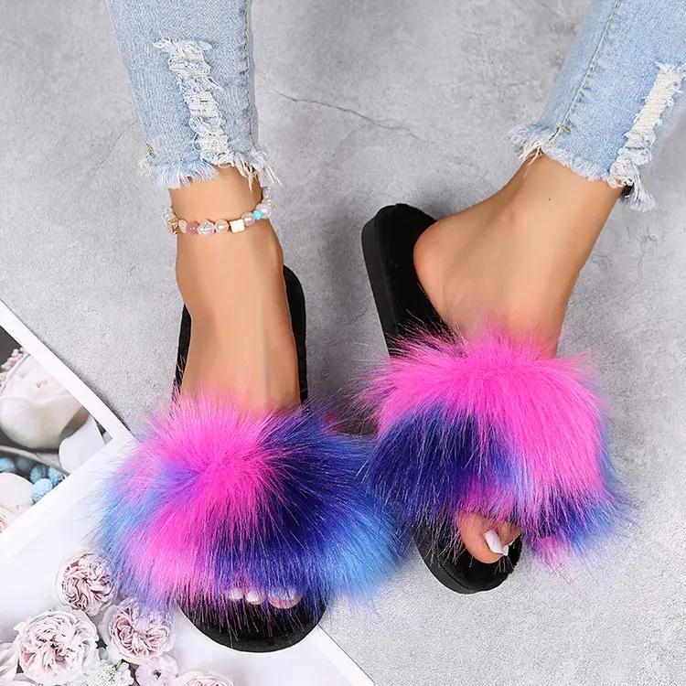 Fashion New Women Slippers 2025 Summer Slip on Flat Sandals Luxury Casual Lightweight Shoes Trend Beach Roman Slippers Home Slides Women