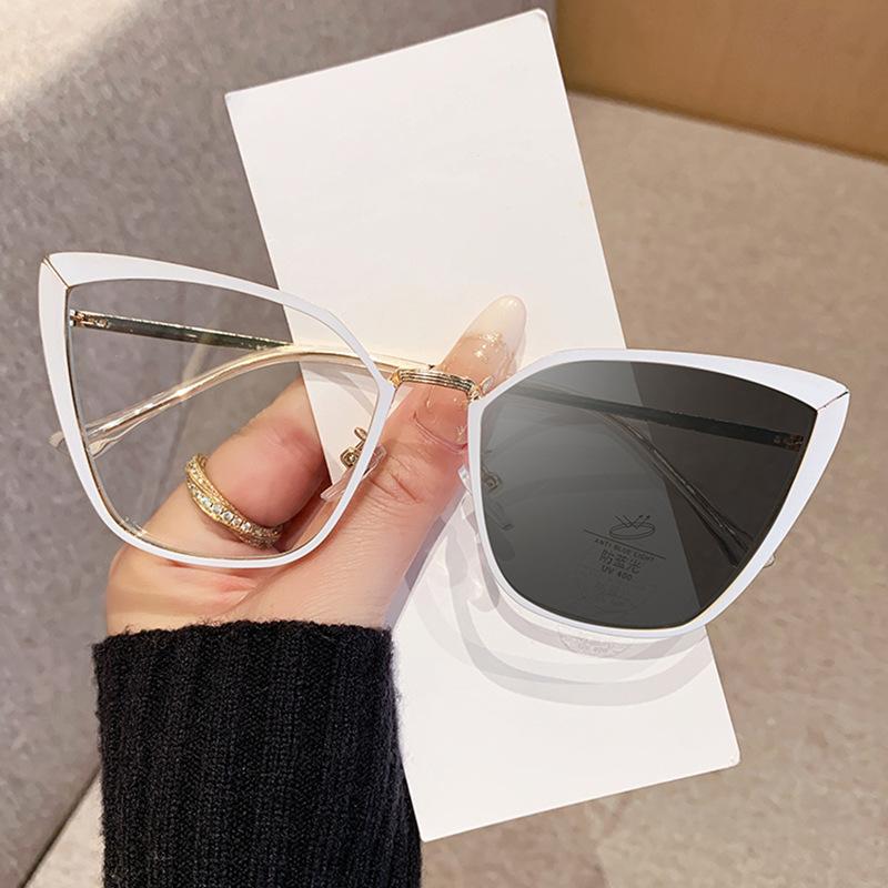 Retro large frame European and American metal cat eye photosensitive color-changing glasses women's round face thin anti-blue light flat light glasse