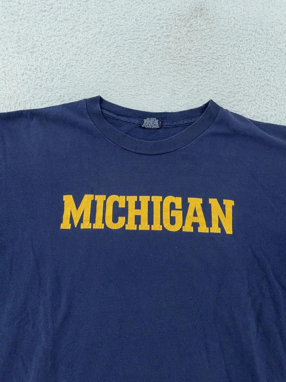 

Винтажная футболка Michigan Wolverines Мужская Размер L Синяя Футболка NCAA по американскому футболу Сделано в США 90-е S