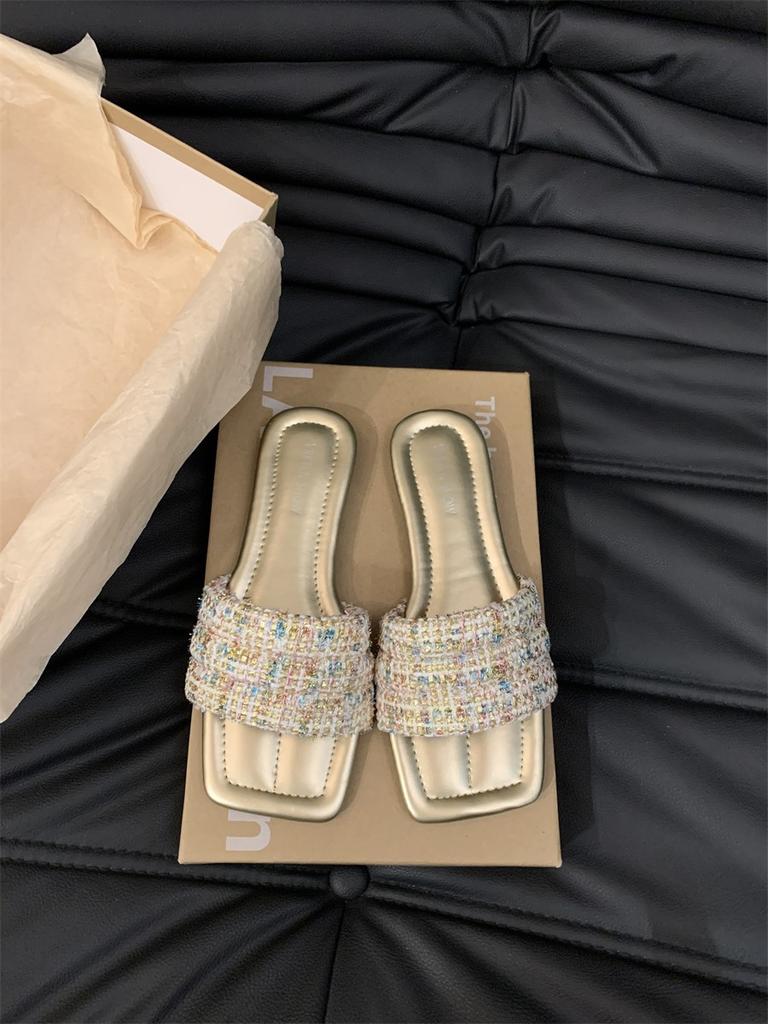 Flat-bottomed Xiaoxiangfeng one-word slippers, wearing fairy shoes in the summer of 2025, new square-headed black sandals.