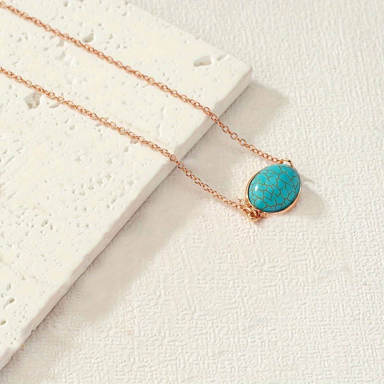 

A golden yellow chain peacock blue explosion pattern stone pendant necklace collarbone chain fashionable and elegant vacation style смарагдовий