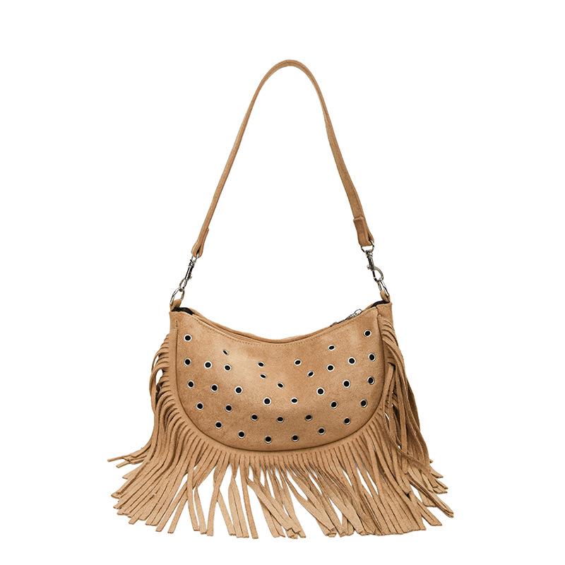 Lightweight Tassel Underarm Bag: Trendy Retro Saddle Design with Versatile Studded Details for Autumn and Winter Fashion