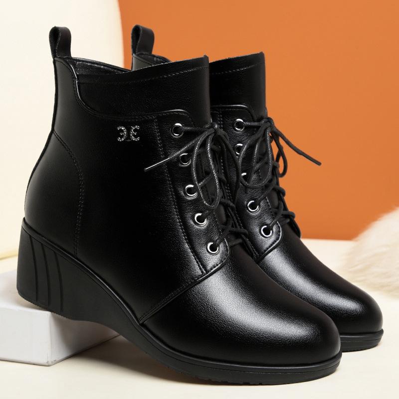 Mom Shoes Autumn and Winter Shoes Fleece Short Boots Women's Slope Heel Flat Bottom Martin Boots Soft Leather Cotton Shoes Elderly Women's Shoes