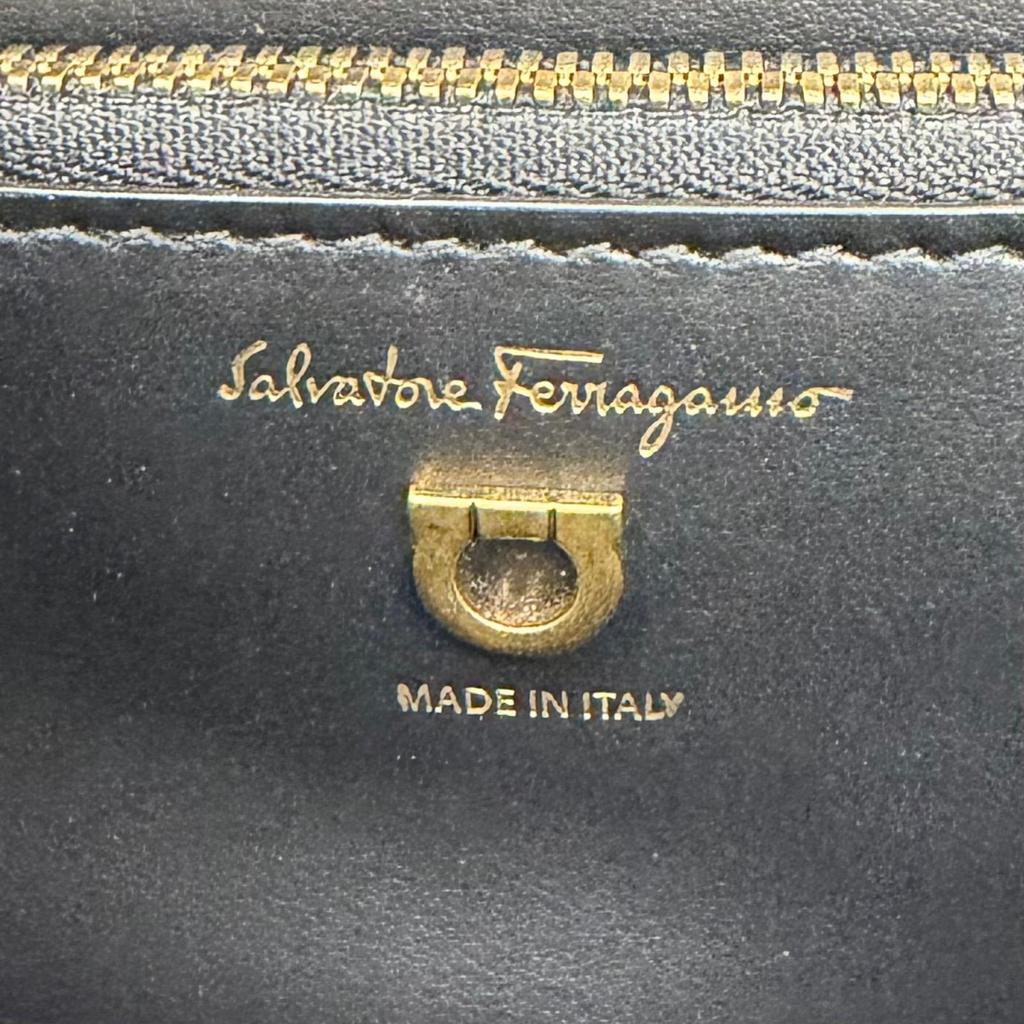 Ausgezeichnete Salvatore Ferragamo Schultertasche Joanne schwarzes Kalbsleder Damen Gebraucht