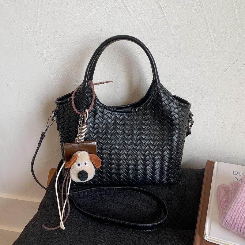 Korean version of fashionable portable bucket bag, new commuter large-capacity shoulder messenger bag, woven tote vegetable basket bag for women