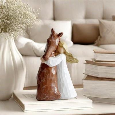 Statuetta in resina transfrontaliera: Statua di Angelo che Abbraccia un Cavallo - Decorazione per la Casa da Tavolo Piccola Artigianato.