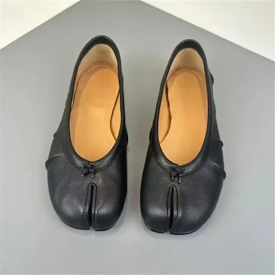 2026 Ballerine da donna con punta divisa Scarpe Tabi alla moda Mocassini slip-on casual da donna Espadrillas in pelle plissettata Zapatillas Mujer
