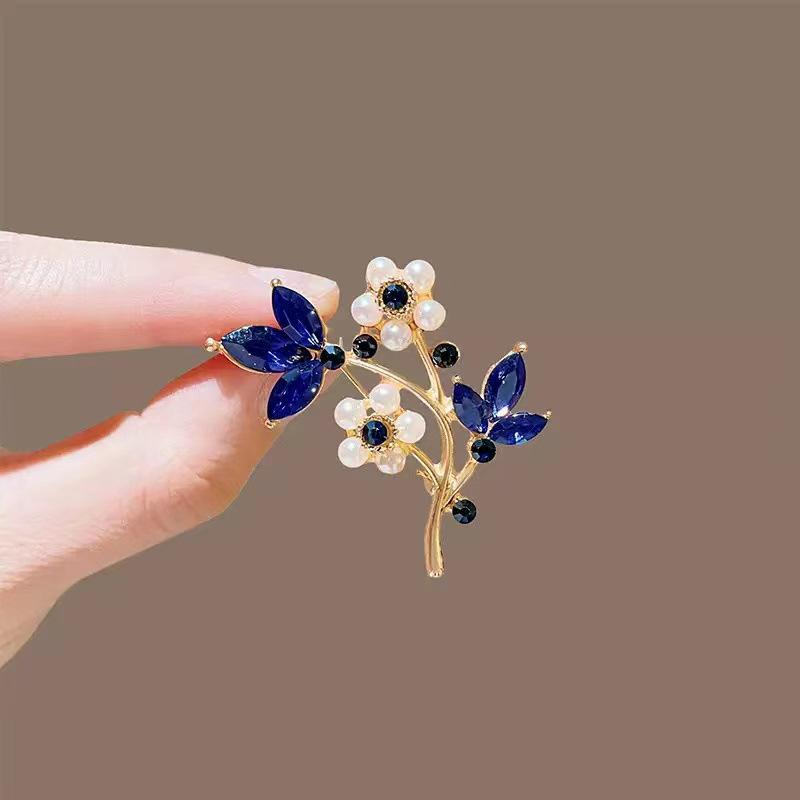 Blume Schmetterling Brosche, Modische High-End Herren- und Damen Anti-Rutsch Nadel Accessoire Geschenk