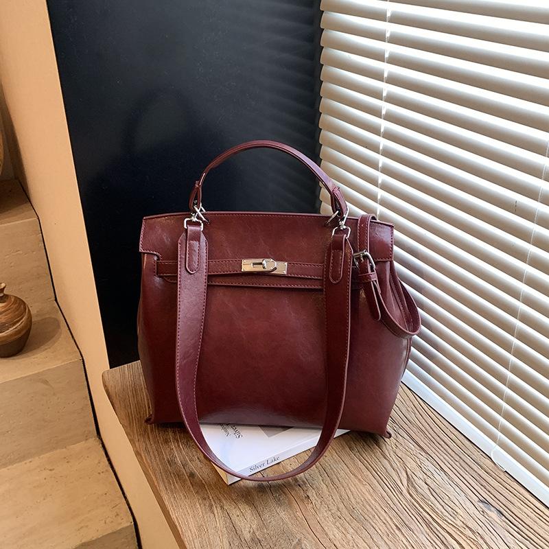 

Retro niche handbag bag 2025 autumn and winter new fashion simple large capacity casual commuting shoulder messenger bag бордовый