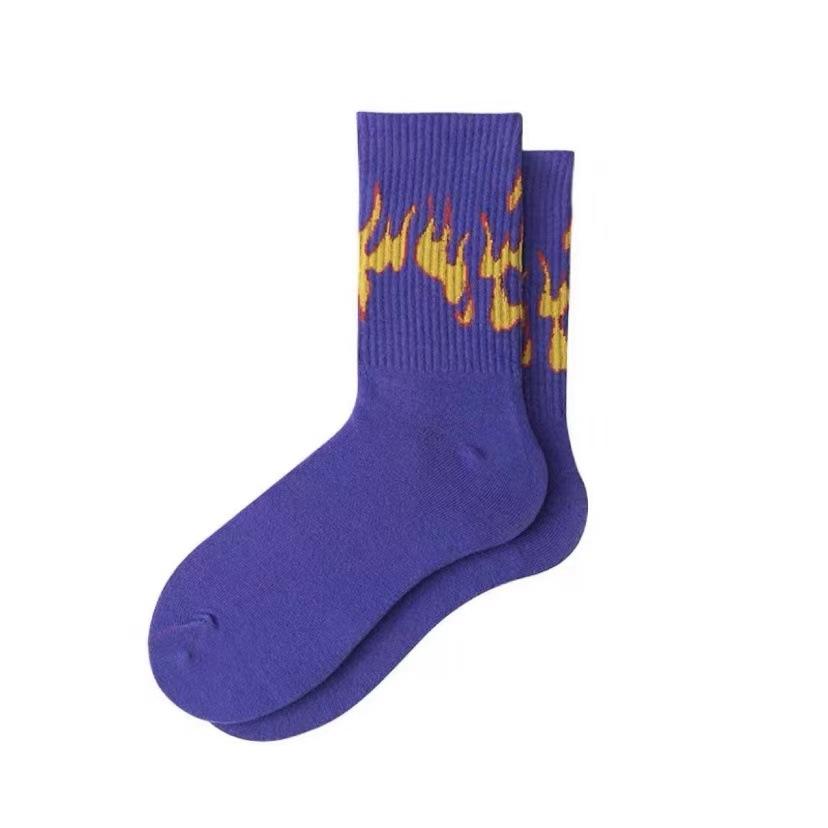 Calzini Trendy di Marca Europea e Americana con Fiamma Bianchi Rosa Neri Viola Street Skateboarding Trend Calzini Sportivi a Mezza Gamba in Puro Cotone