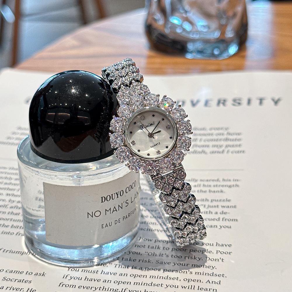 New Fashionable Sparkling Rhinestone Light Luxury Women's Quartz Watch Elegant Simple Temperament Steel Band Watch
