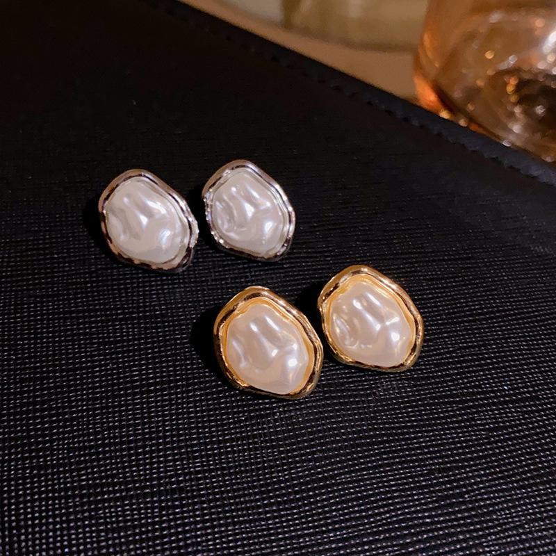 Irregularly pleated pearl stud earrings fashion high-end earrings niche temperament light luxury daily versatile earrings