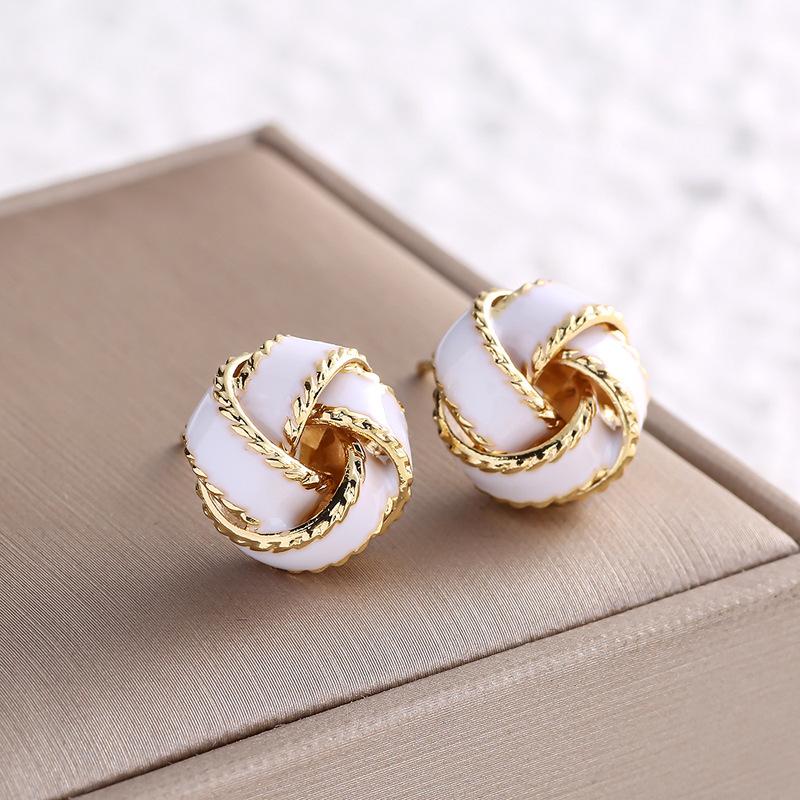 Light luxury high-end French retro concentric knot earrings design temperament versatile New Year's earrings autumn and winter earrings
