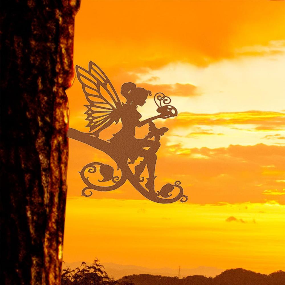 Metall-Dekor Schmetterlingsfee - Bringen Sie mit diesem wunderschönen Metallkunstwerk einer Schmetterlingsfee ein Gefühl des Staunens in Ihren Außenbereich.
