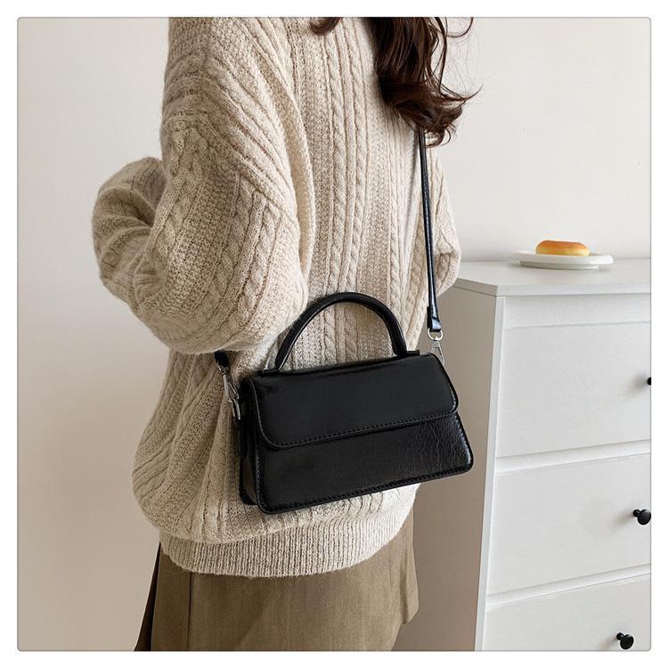 Women's Retro Textured Small Square Bag: Versatile, Fashionable, Simple, and Exquisite for Hand-Held, Shoulder, or Crossbody Use.