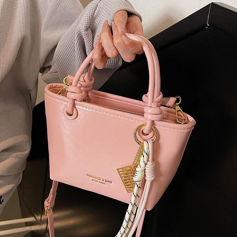 2025 wholesale popular classic simple solid color portable bucket bag fashion hot sale commuter versatile messenger bag bag women