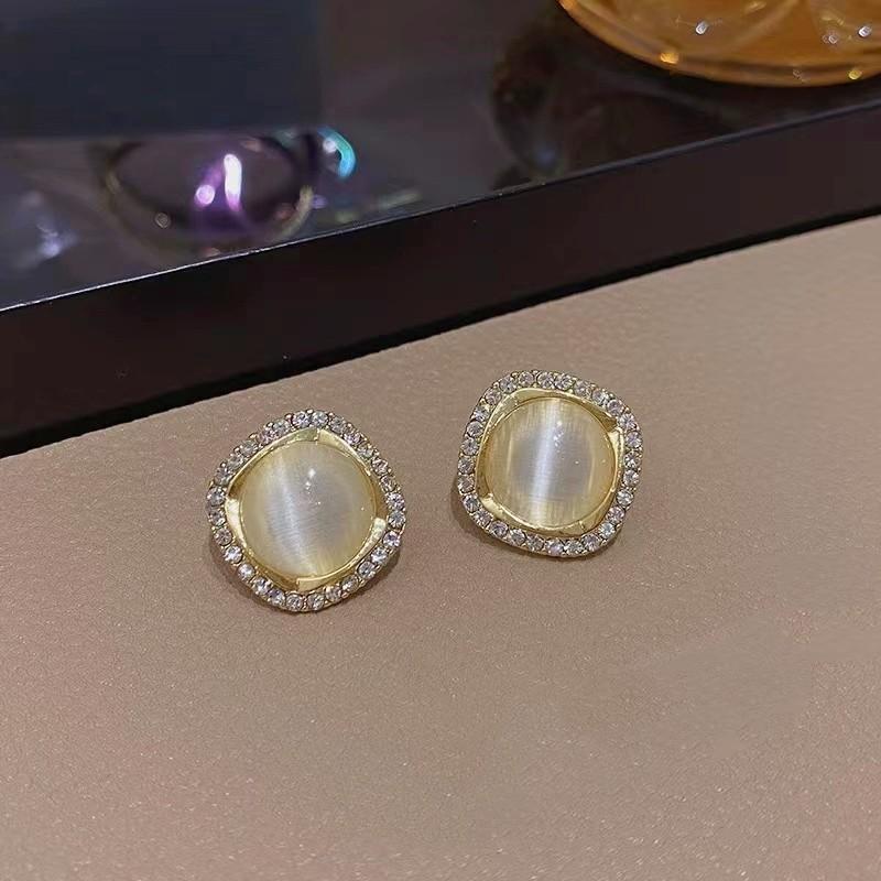 Stylish and simple square high-end stud earrings, women's geometric versatile temperament earrings, elegant and atmospheric earrings.