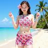 Gewebtes Erdbeerprint-Strick-Häkelblumen-Hängetaschen-Träger-Dreiteiliger Lässiger Urlaubs-Bikini mit kleiner Brustraffung für Damen