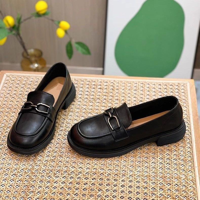 Mocassini super morbidi da donna 2025 nuovi scarpe piccole in pelle britanniche primavera ed estate scarpe da donna a un pedale popolari scarpe singole con suola piatta