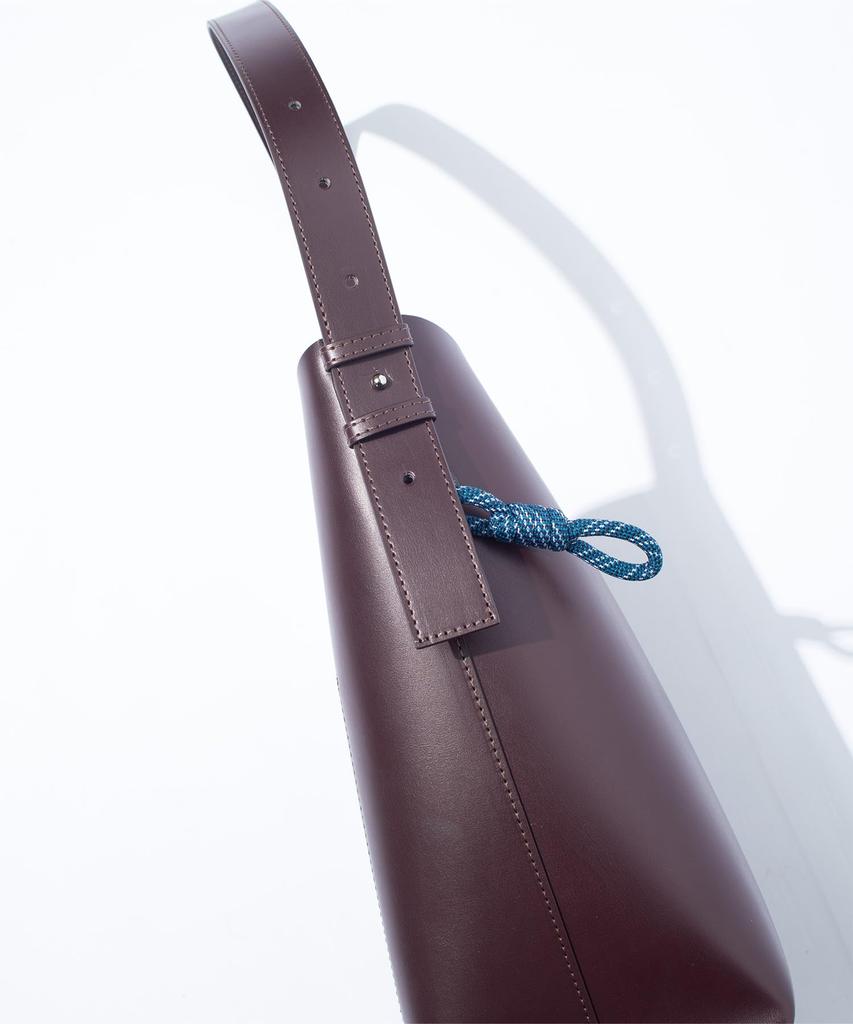 [FCE] TECH-LEDER SCHRÄG GESCHNITTENE TASCHE Wein