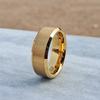 Denna 8 mm 24K guldpläterade volframring, med en elegant borstad yta, erbjuder ett stilfullt och hållbart val för mäns vigselringar.