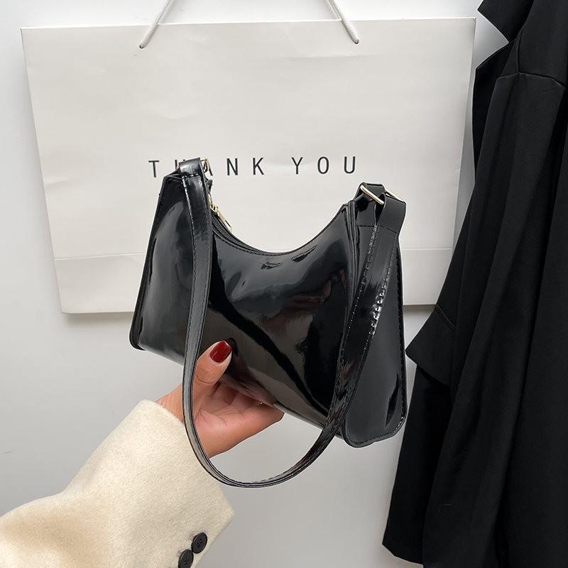 Fashionable Yellow Women s Handbag With Unique Pillow Shape And Soft Texture For Everyday Elegance чёрный