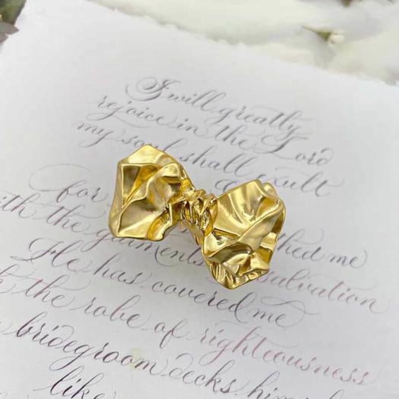 

Ollia Winkle Ribbon Point Free Size Fashion Ring matte silver