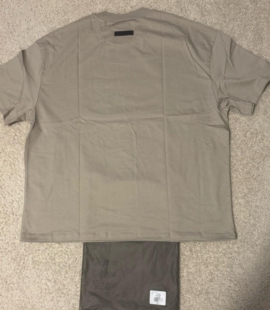 

Футболка Fear of God Essentials Размер XXL – Цвет Smoke | Новая и Оригинальная Унисекс Футболка XL