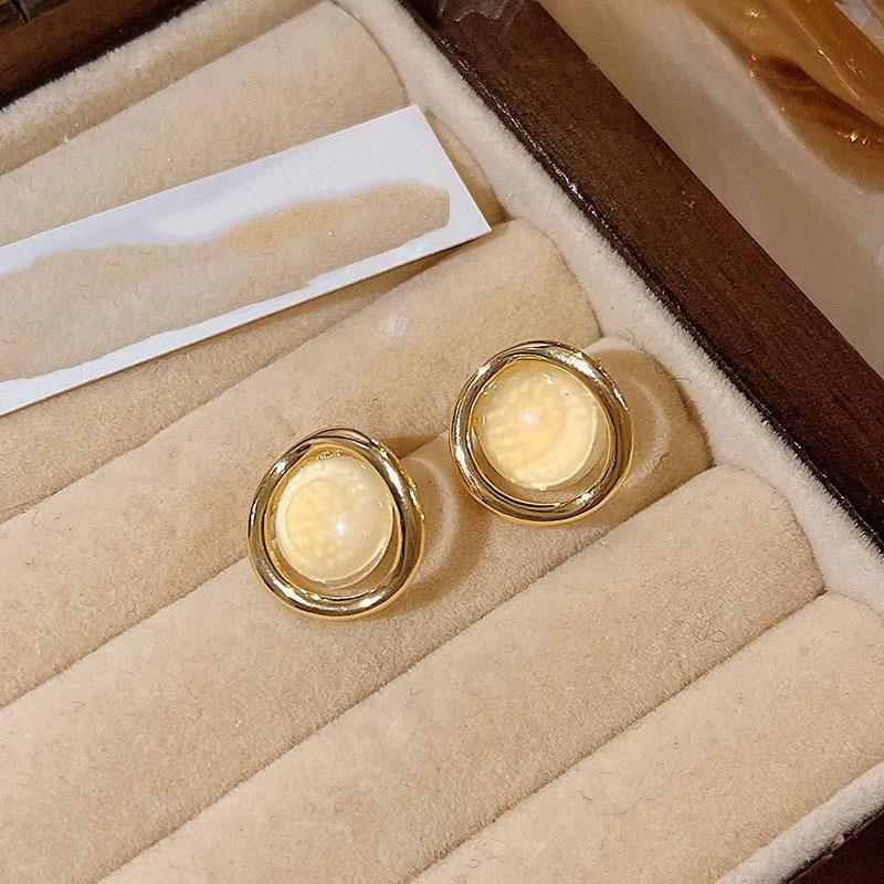 Geometric Pearl Ear Nail Set for Women Vintage Minimalist Lightweight Earrings for Daily Office Party Wear