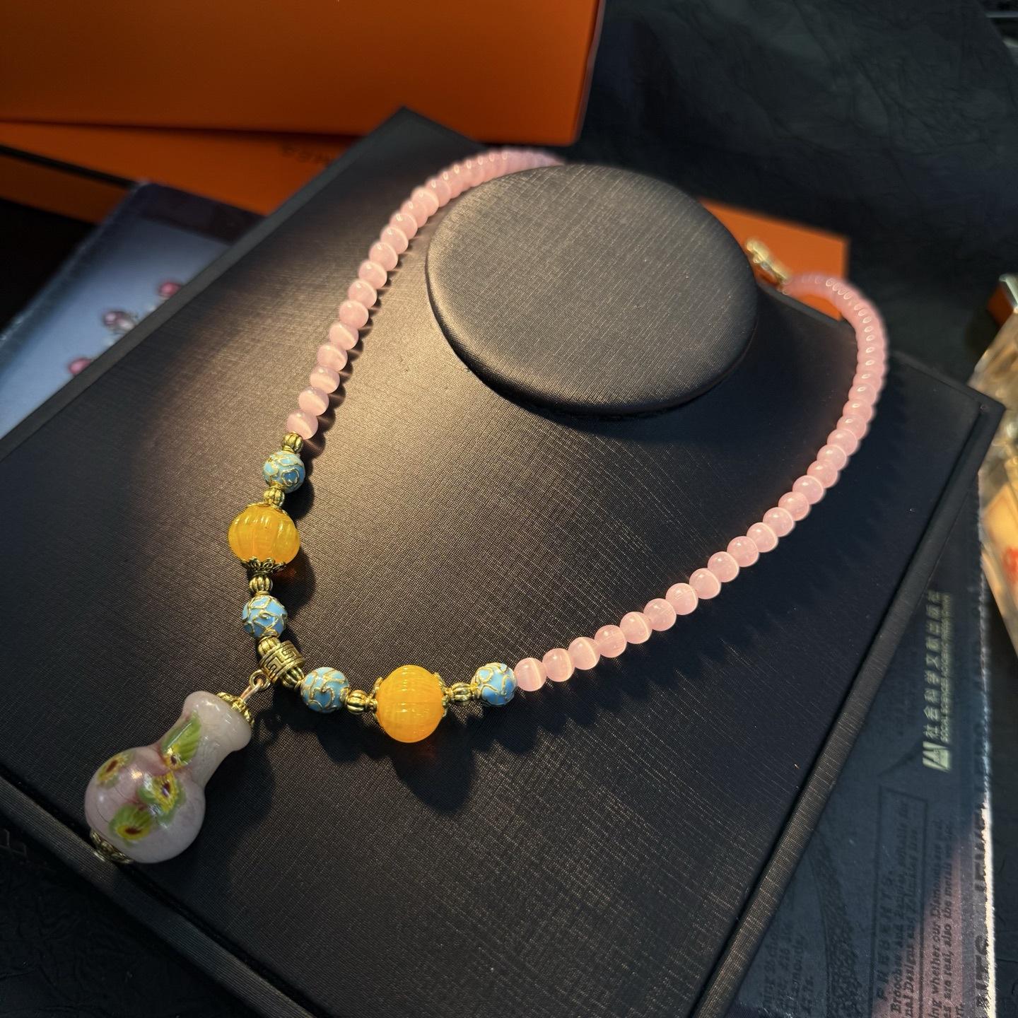 

[Minan] retro vintage niche light luxury design sense retro sweet wind natural stone small vase necklace Necklace