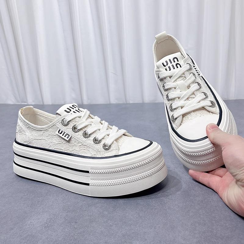 Mesh atmungsaktive kleine weiße Schuhe Damen 2025 Sommer neue beliebte vielseitige Muffin dicke Sohle erhöhend lässige Canvas-Schuhe
