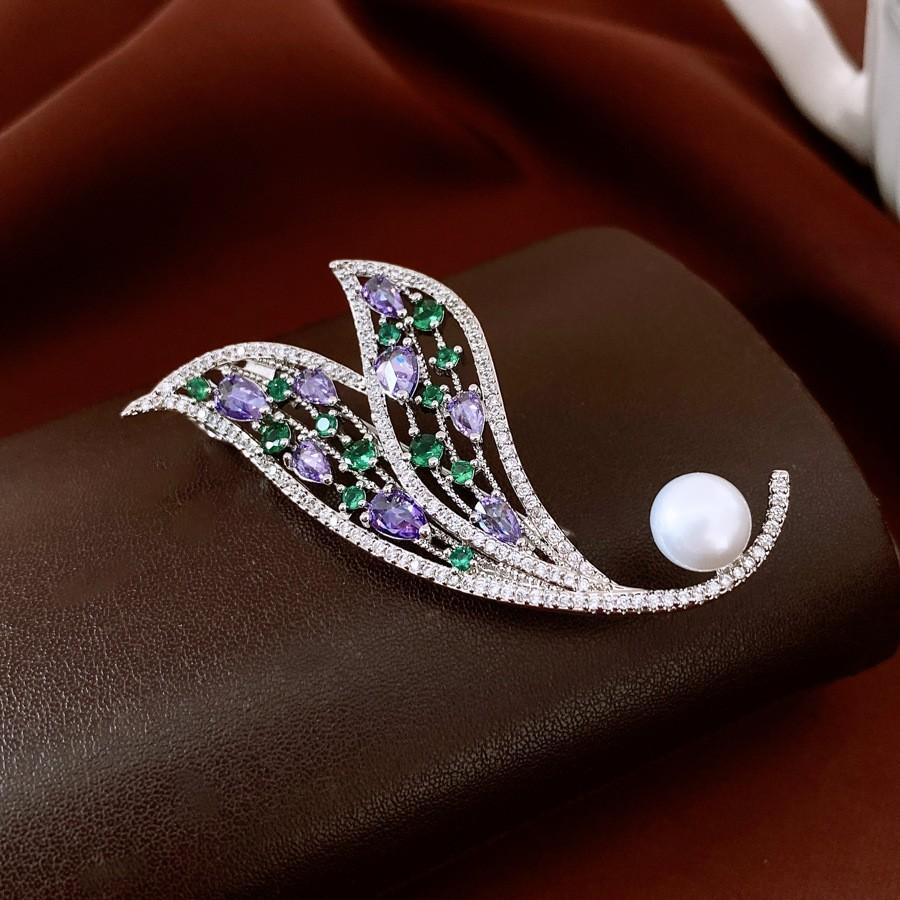 Średniowieczna Vintage Broszka z Kontrastującą Pszczołą Inkrustowana Diamentami Retro Lekki Luksus High-endowa Korsaż Wykwintne Wszechstronne Dodatki Kobiety