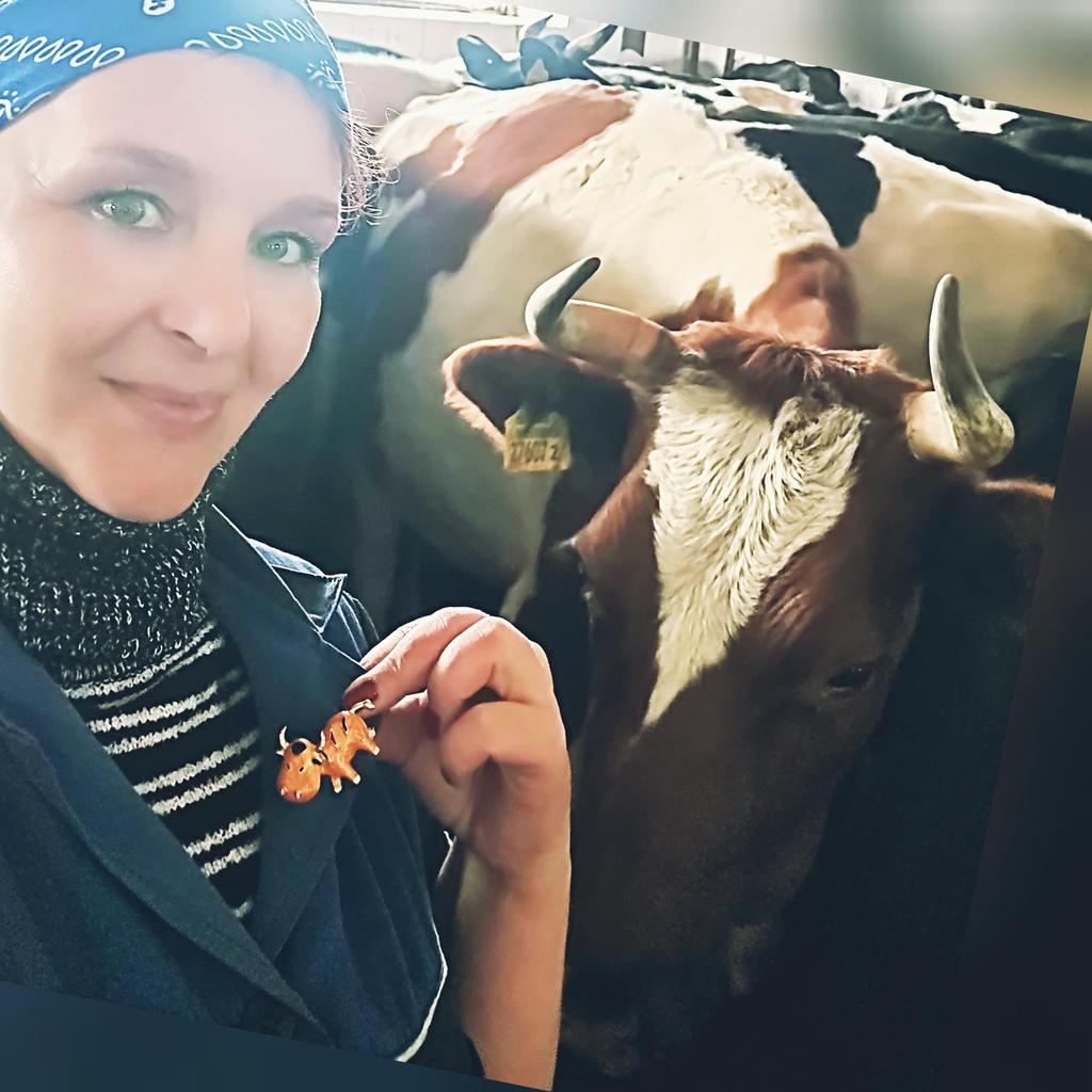 Blucome Latest Lovely Milk Cow Shape Brooch Zircon Animal Jewelry for Children Collar Scarf Pins