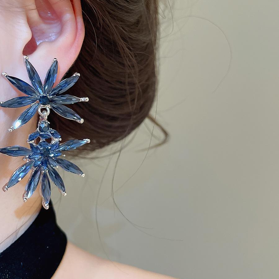 Silver Needle Rhinestone Flower Geometric Studs: Exquisite, Luxurious, High-End Earrings for Women