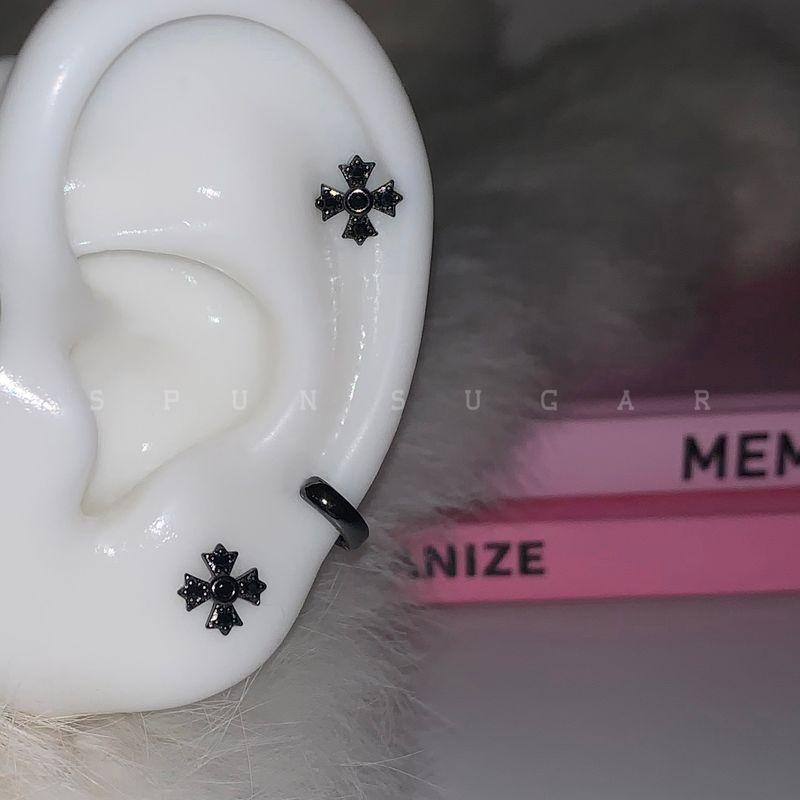 

Темно-черный крест стерлинговое серебро S925 серьга-пусет для козелка уха готический ветер милые крутые серьги-пины для козелка уха простые универсальные серьги для мужчин и женщин