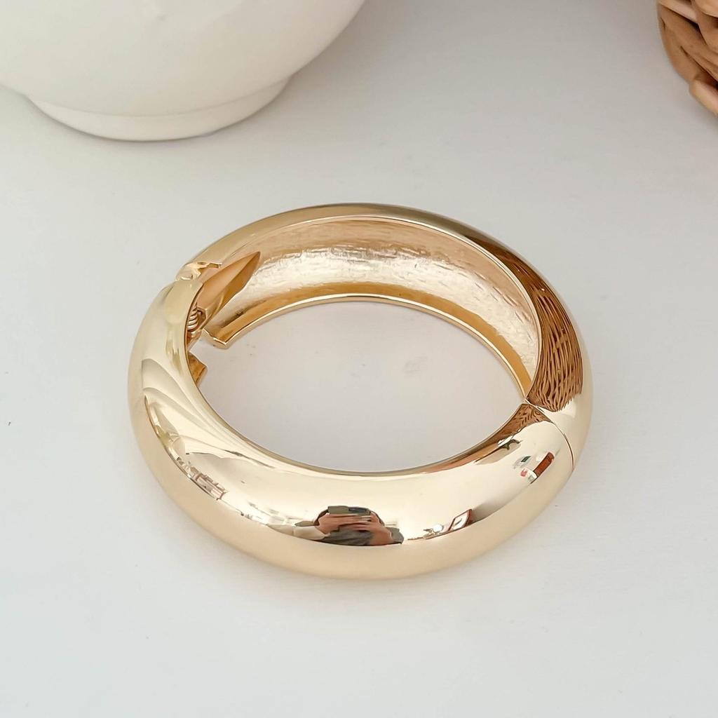 Interlocking Ring Open Bangle - European & American Light Luxury Design for Women
