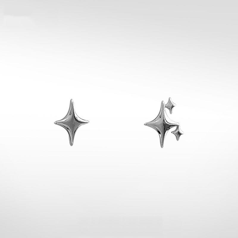 S925 versilberter Stecker vier Sterne Stecker klein kalter Stil schlicht, handsome Trend Persönlichkeit alles passend asymmetrisches Designgefühl Sternohrringe