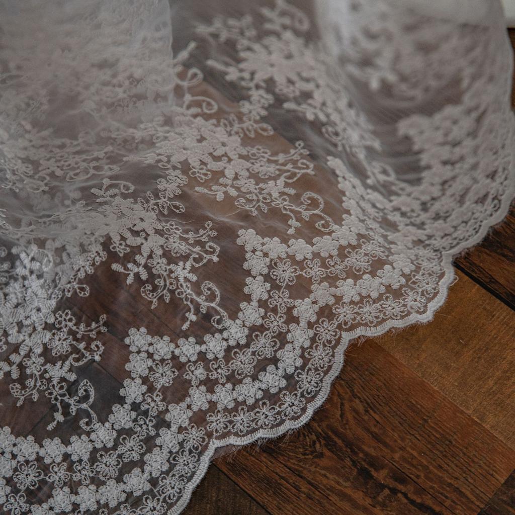 Queen Dream Ivory Lace Tablecloth Wedding-Rectangular Table Cloth Vintage Embroidered Lace Fabric for Summer Outdoor Party Reception Home Decor