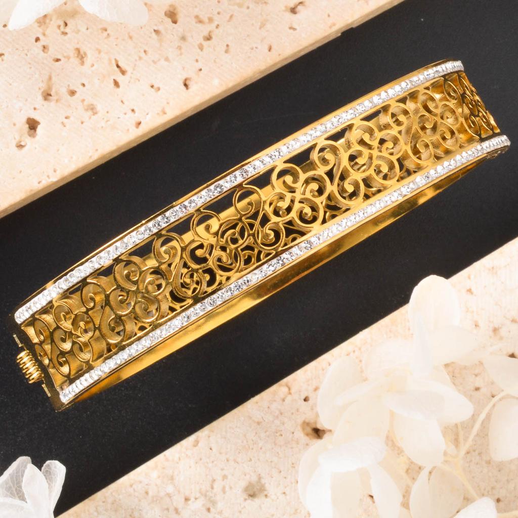 1A new Middle Eastern style, vintage courtly elegance, exquisite Zirconia Hollowed-out intricate pattern stainless steel bracelet is suitable for