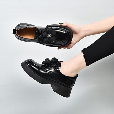 Chaussures simples à lacets printemps nouveau à bout rond semelle épaisse cuir verni de vache fleur talon épais petites chaussures en cuir