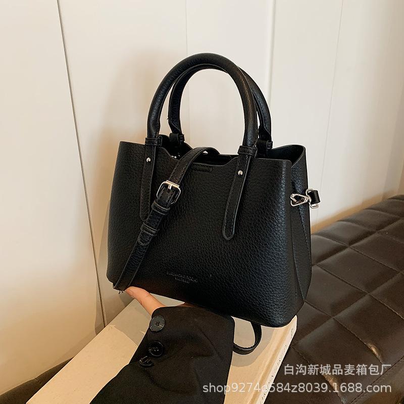 

2025 Simple temperament Large capacity portable small bag Femininity versatile red bridal bag Crossbody tote large bag чёрный