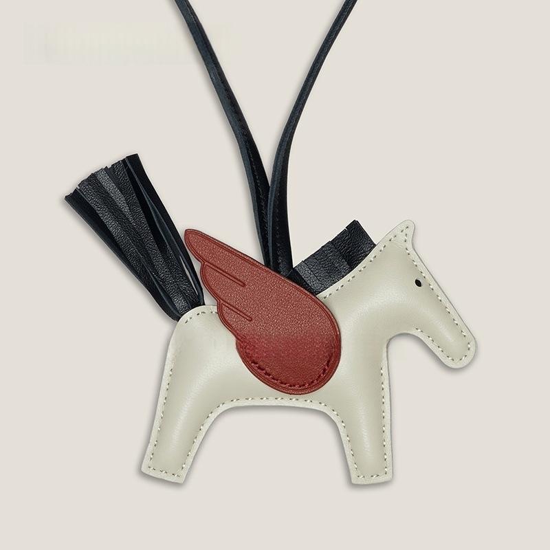 Ciondolo Borsa Cavallo Alato Fatto a Mano Pelle di Pecora Importata Cucito a Mano Ciondolo Cavallino da Rodeo di Alta Gamma Portachiavi Ciondolo per Auto