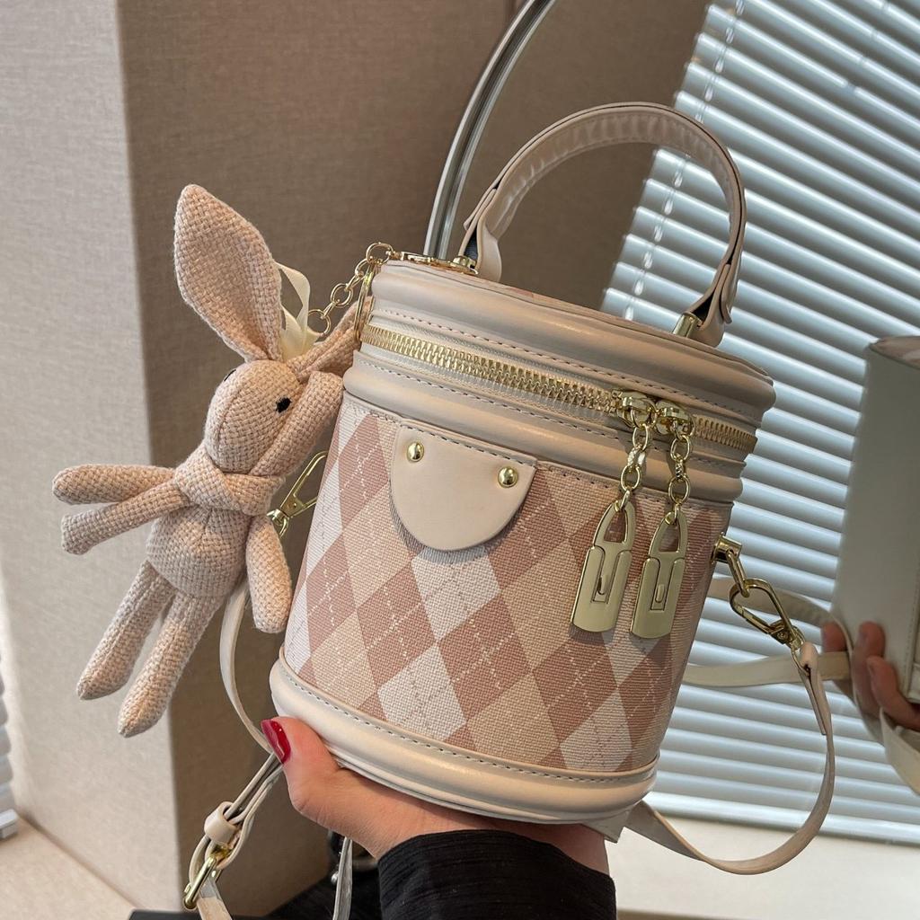 New Bucket Bag Shoulder Bag with Rabbit Pendant for Women