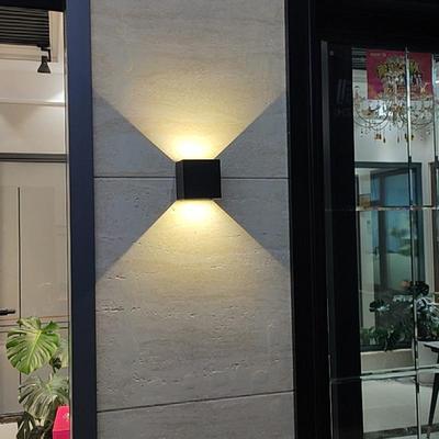 Luminária de Parede LED Dupla Cabeça Impermeável para Exterior, Super Brilhante para Vilas, Pátios e Varandas.
