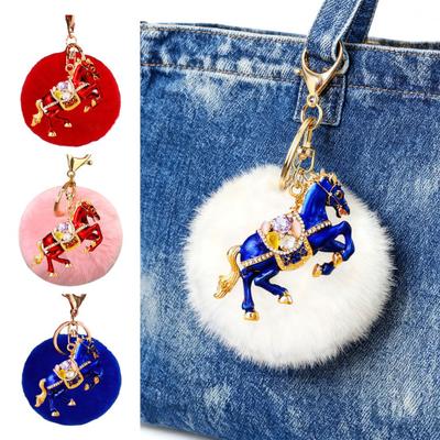 Schlüsselanhänger Glitzernde Strasssteine Pferdeanhänger Autoschlüsselanhänger mit Plüschball-Dekor Feiertage Abschluss Dekoratives Accessoire