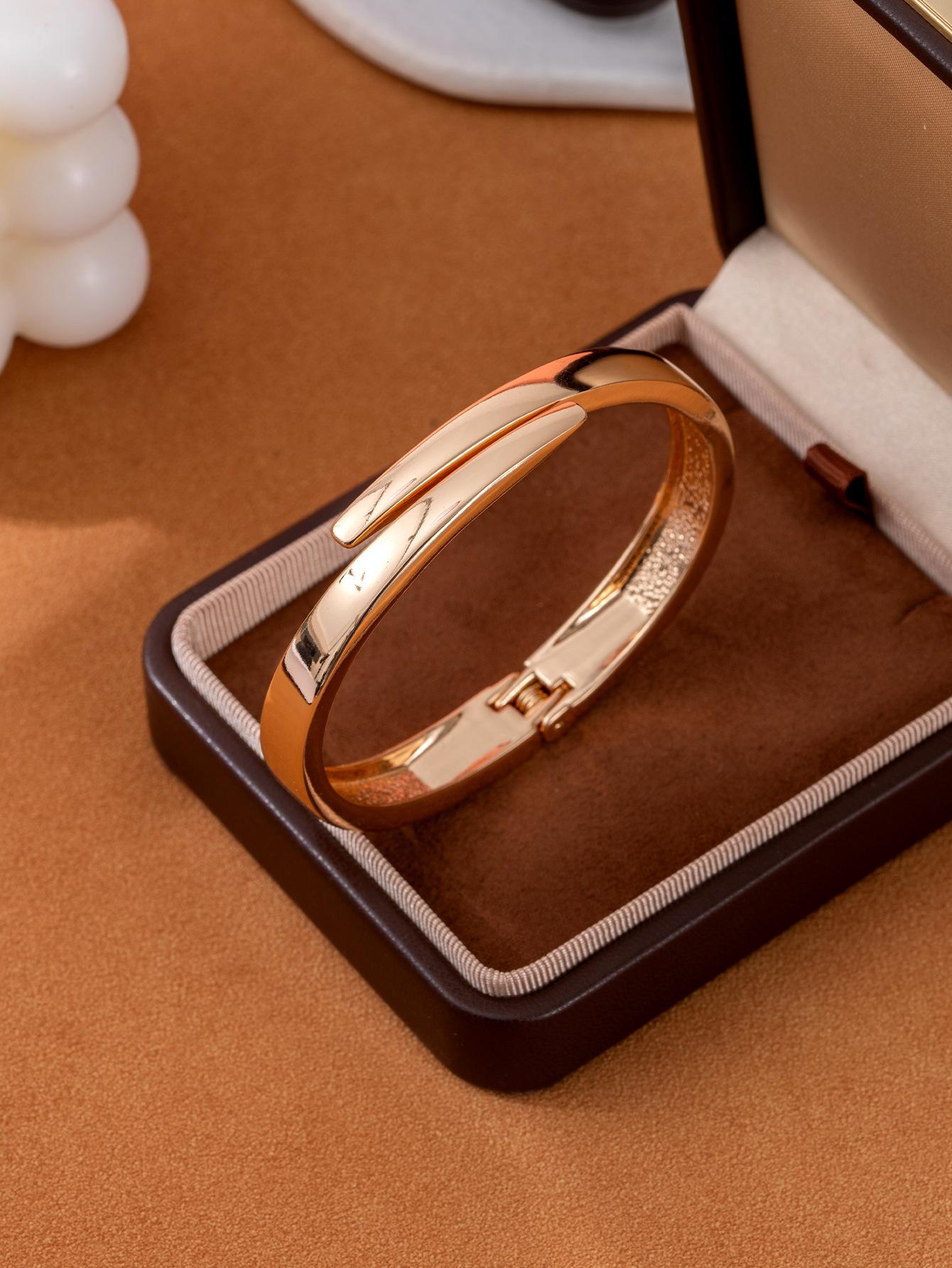 

Simple creative geometric design open and close daily versatile light luxury temperament bracelet золотий