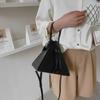 Sac à main géométrique pyramide haut de gamme de niche, Sac fourre-tout triangle élégant et polyvalent bandoulière/épaule, Cadeau multifonctionnel pour les amis