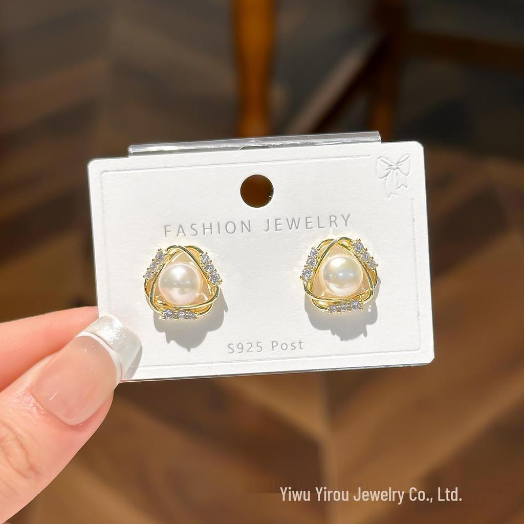 Elegant Hollow Pearl Stud Earrings for Women - Exquisite, High-End, Slimming, and Fashion-Forward Design