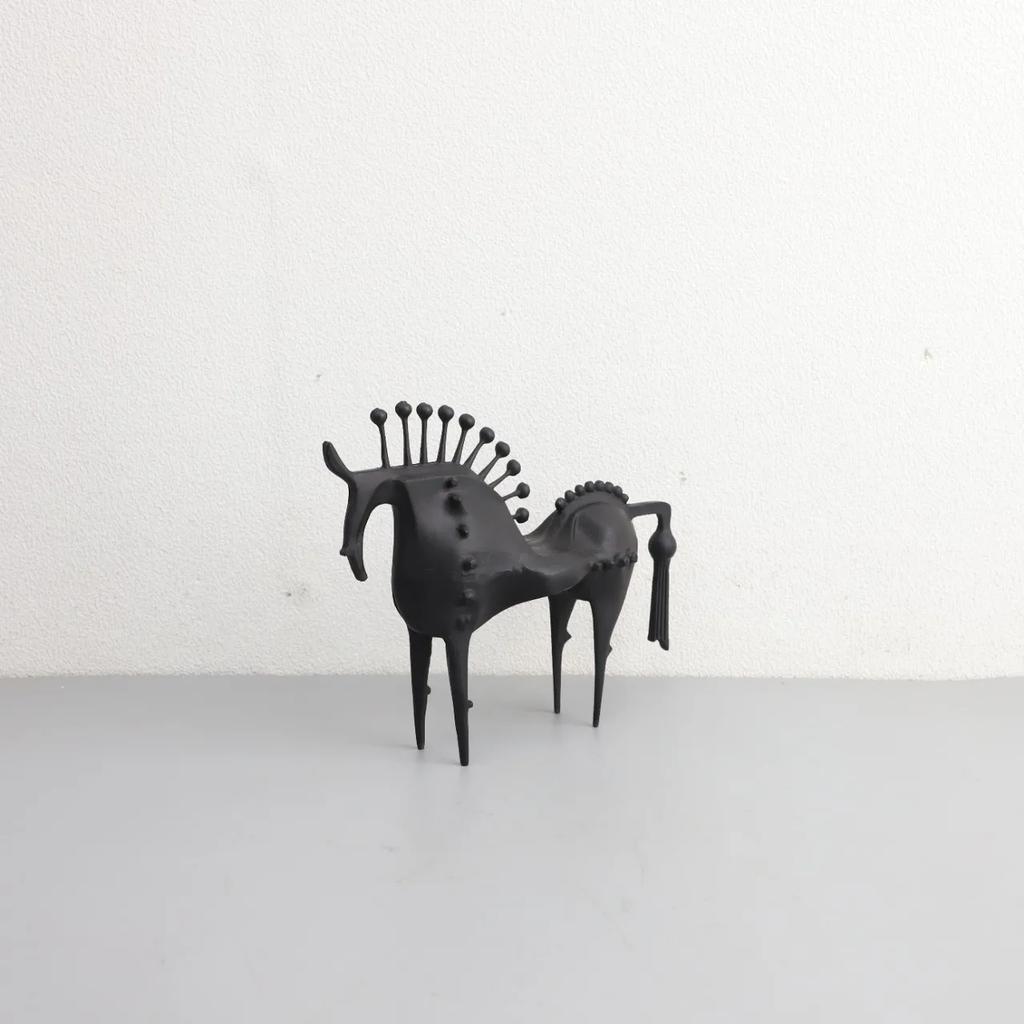 Black Horse Metal Spike Sculpture Ornament, Living Room Desktop Animal Model Horse Sculpture, Office Study, Home Decoration